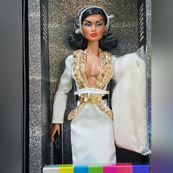 NRFB Burnt Champagne "Della Roux" Fashion Doll Intregity Toy NIB - Picture 5 of 12